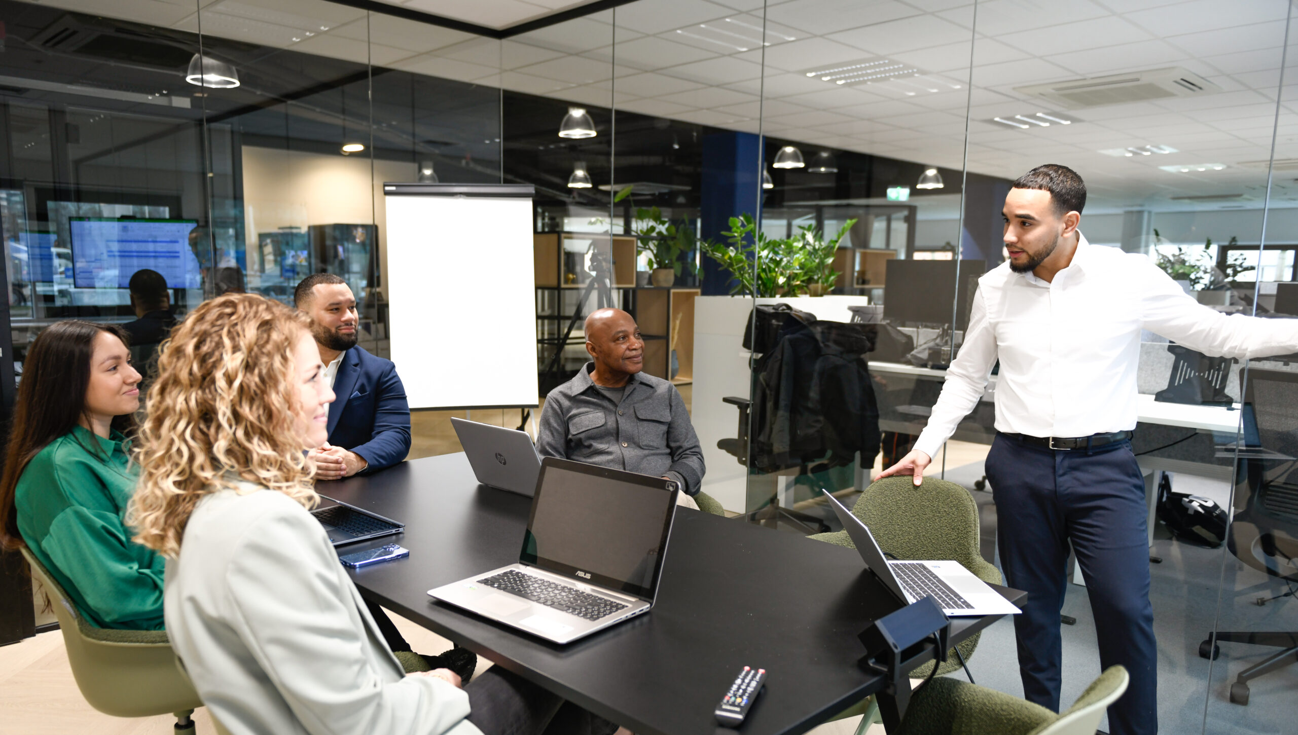 Werknemers in een meeting